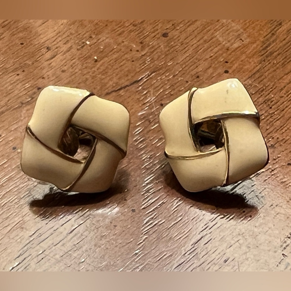 Vintage 1970s Sarah Coventry Alluring Cream Enamel Clip On Earrings
